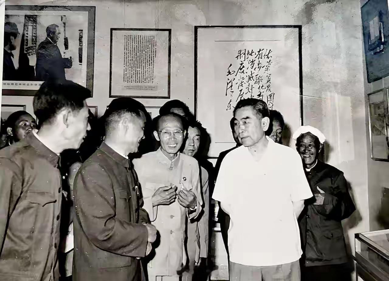 七三年周总理来到延安，祖父陪总理参观纪念馆​​​