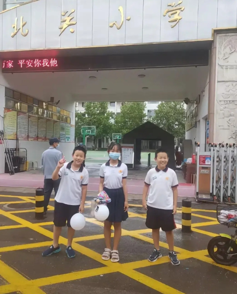 同样三个人，相隔三年。事实证明，女生比男生发育得早啊！