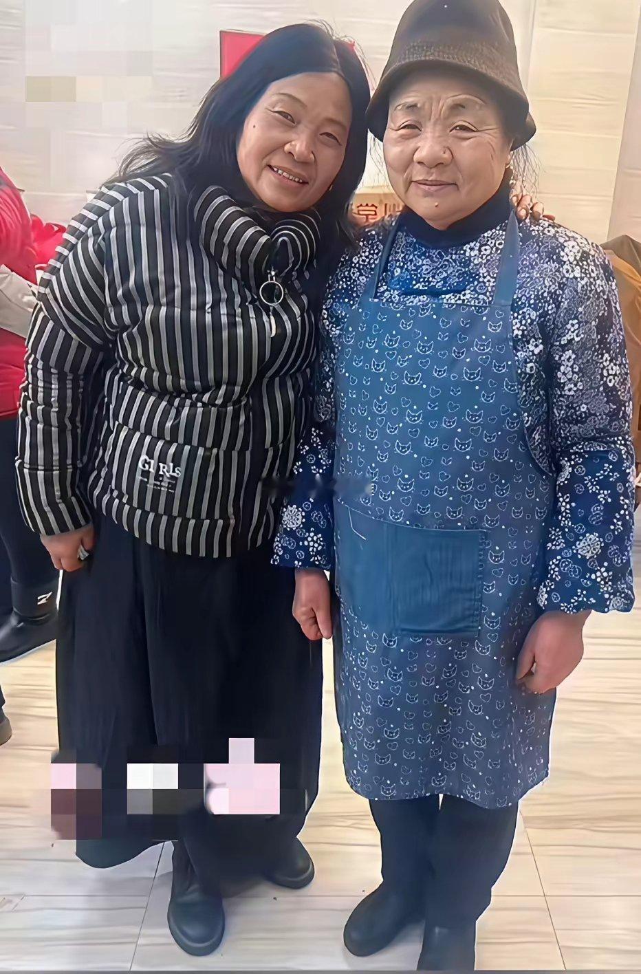 刘强东的母亲在老家江苏宿迁与街坊邻居们的一张留影与邻居们相处的非常和睦