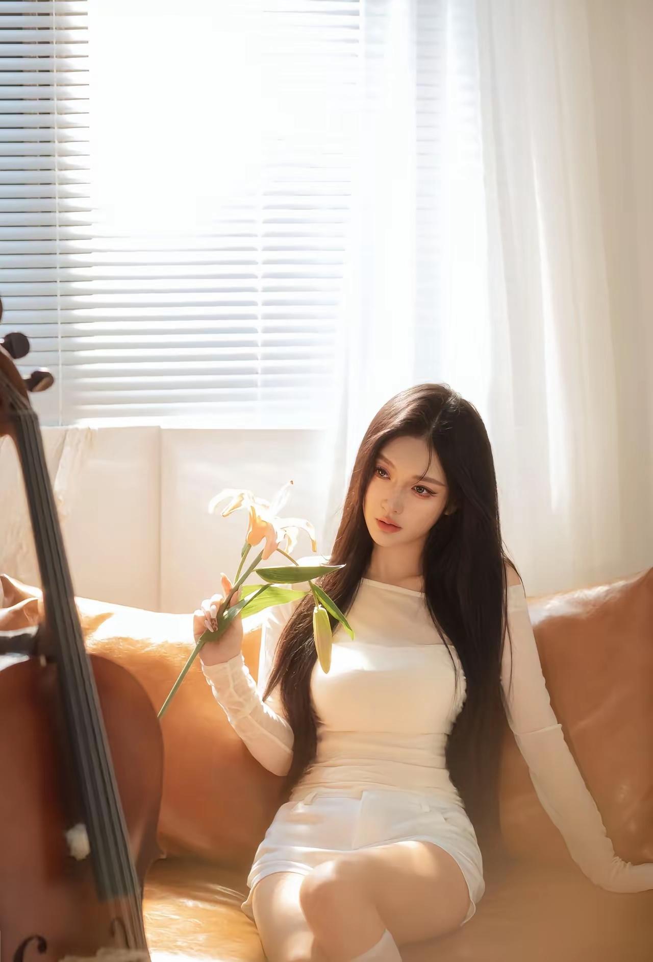 阳光洒进房间，少女与花共舞，静谧美好。白日依山尽，求下联什么鞋穿着好看女人穿