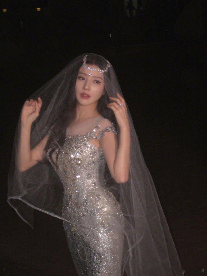 王鹤润腰臀比王鹤润今日的造型真是美到不行！坐在礁石上那双腿又细又直，碎钻裙完美