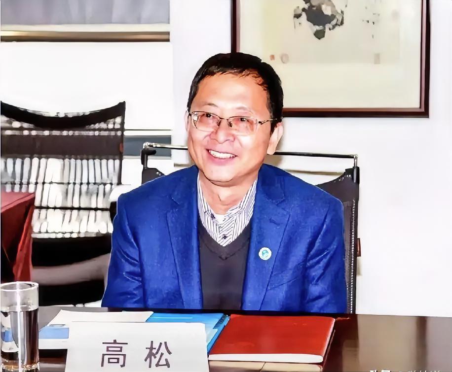 北大这次换校长，真不是小事，圈里一下就炸开了。老校长龚旗煌到了62岁，按规矩退