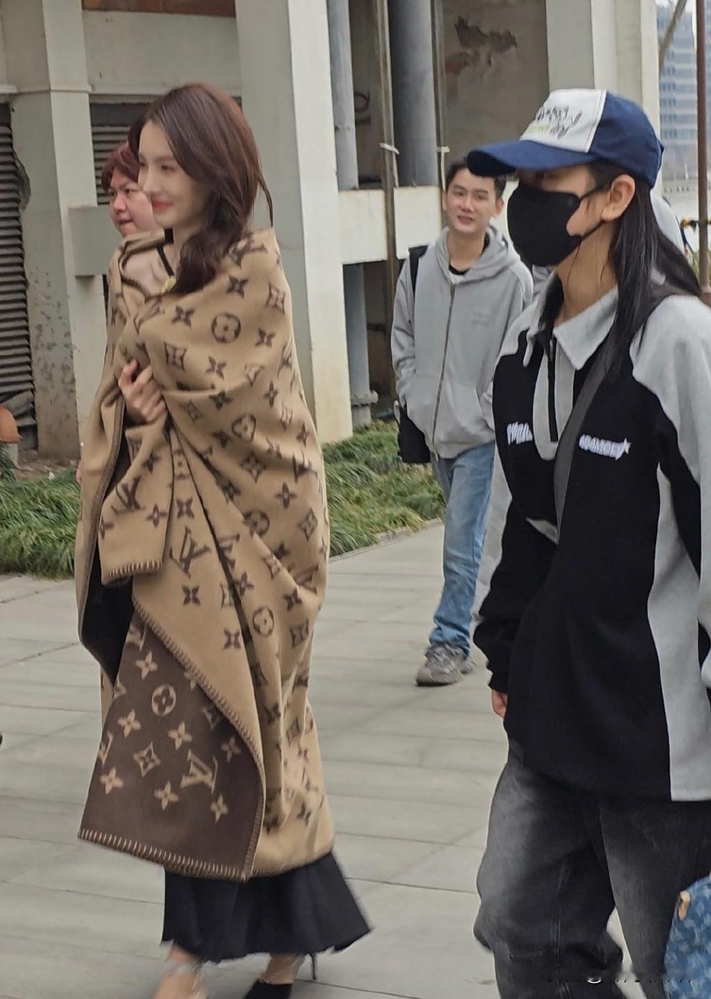 最终还是助理扛下了一切！最初看到金晨的声明，感叹助理好心办了坏事，本想保护金晨，