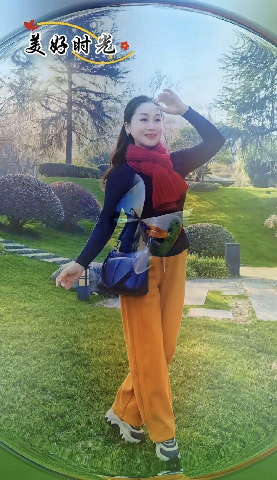 她穿红围巾配藏蓝棉服，走路背挺直，儿子却叫她“老太太”，她自己照镜子时，总觉得时