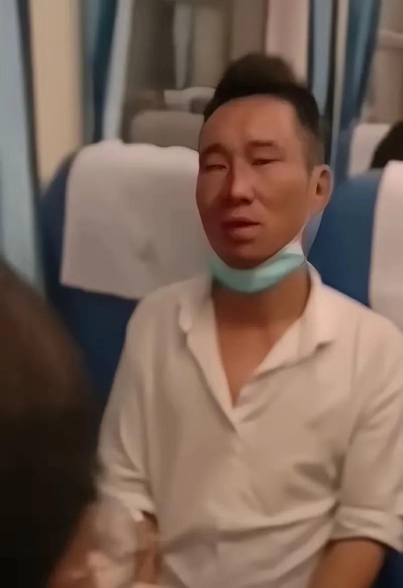 心酸的一幕：中年男人的悲哀谁能懂？在一列火车上，在外打工许久的男人突然放声