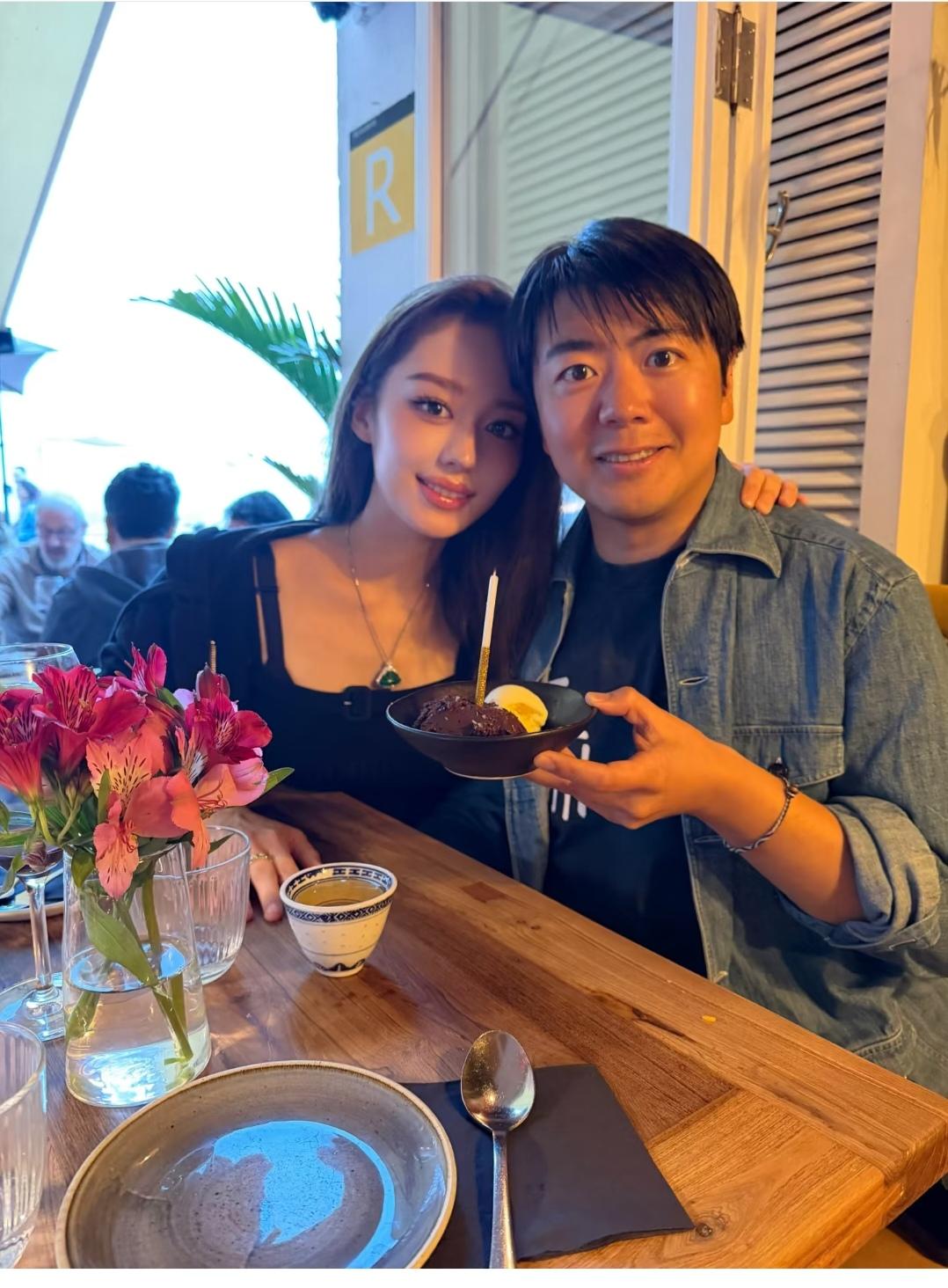 吉娜和洋娃娃一样。