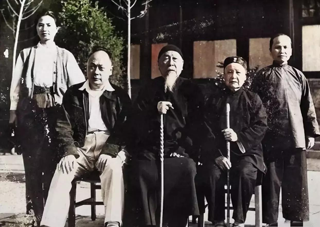 1950年春，陈毅元帅和父母在上海拍摄的珍贵合影，这次是他们阔别27年后的首次团