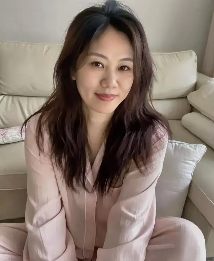 单位的李姐，长相漂亮，身材也不错。此前因为前夫出轨，她选择离婚，独自一人抚养女儿