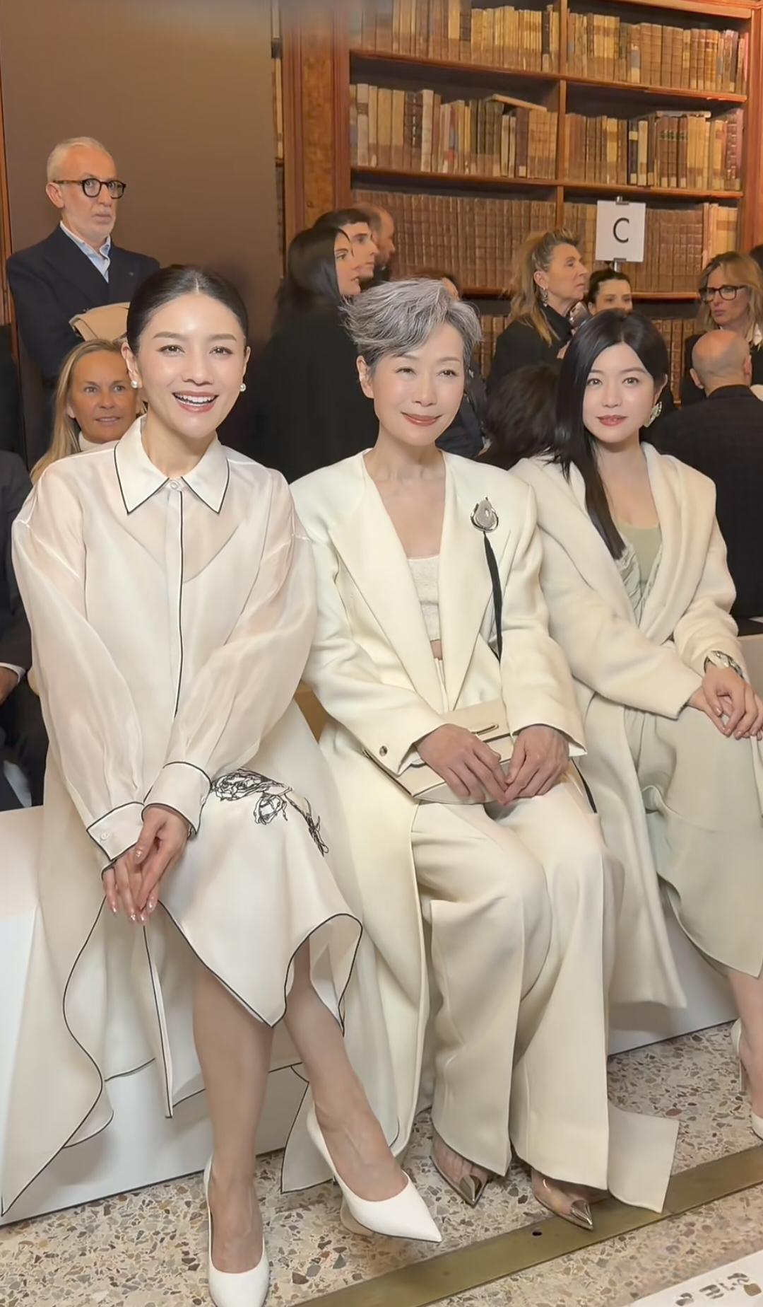 可真的是太喜欢这张合照了！胡可、叶童和陈妍希在米兰同台看秀，三位姐姐都身穿白色
