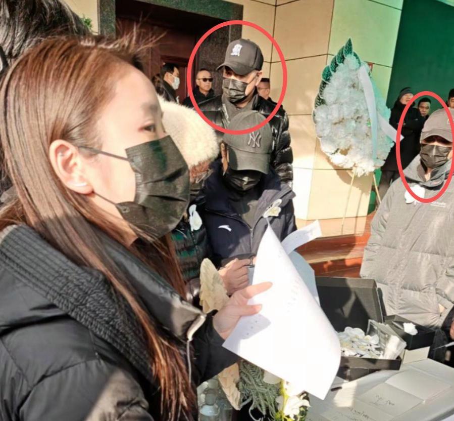 何晴告别仪式，许亚军终究没有来！何晴告别仪式在殡仪馆举行，她儿子许何捧着何晴