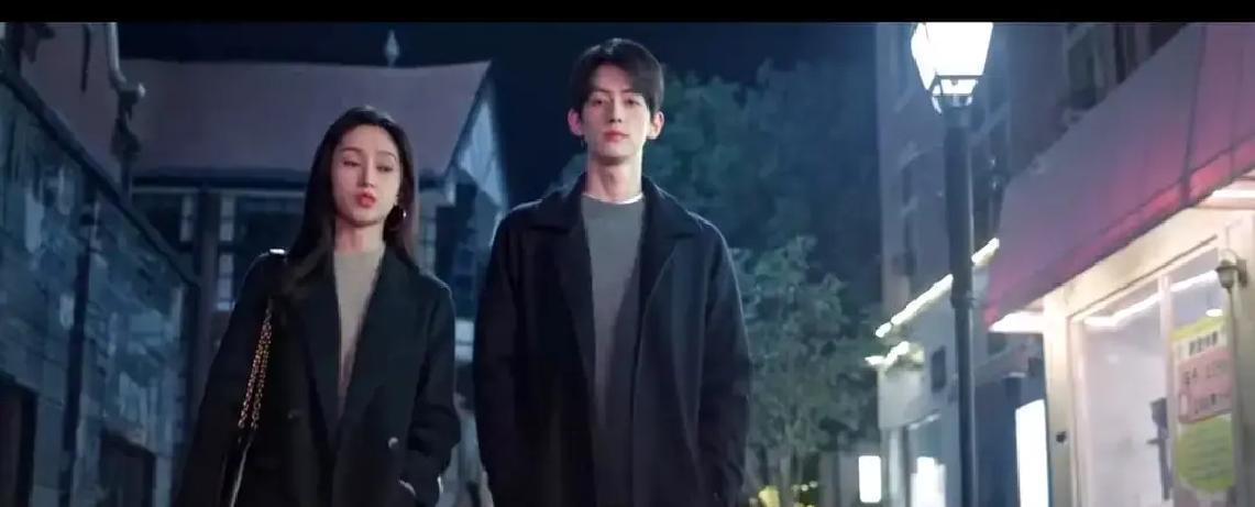 克丽丝一句“她单身，去追吧”弹幕炸出42万条剧里她先表白被拒，转身就走，没