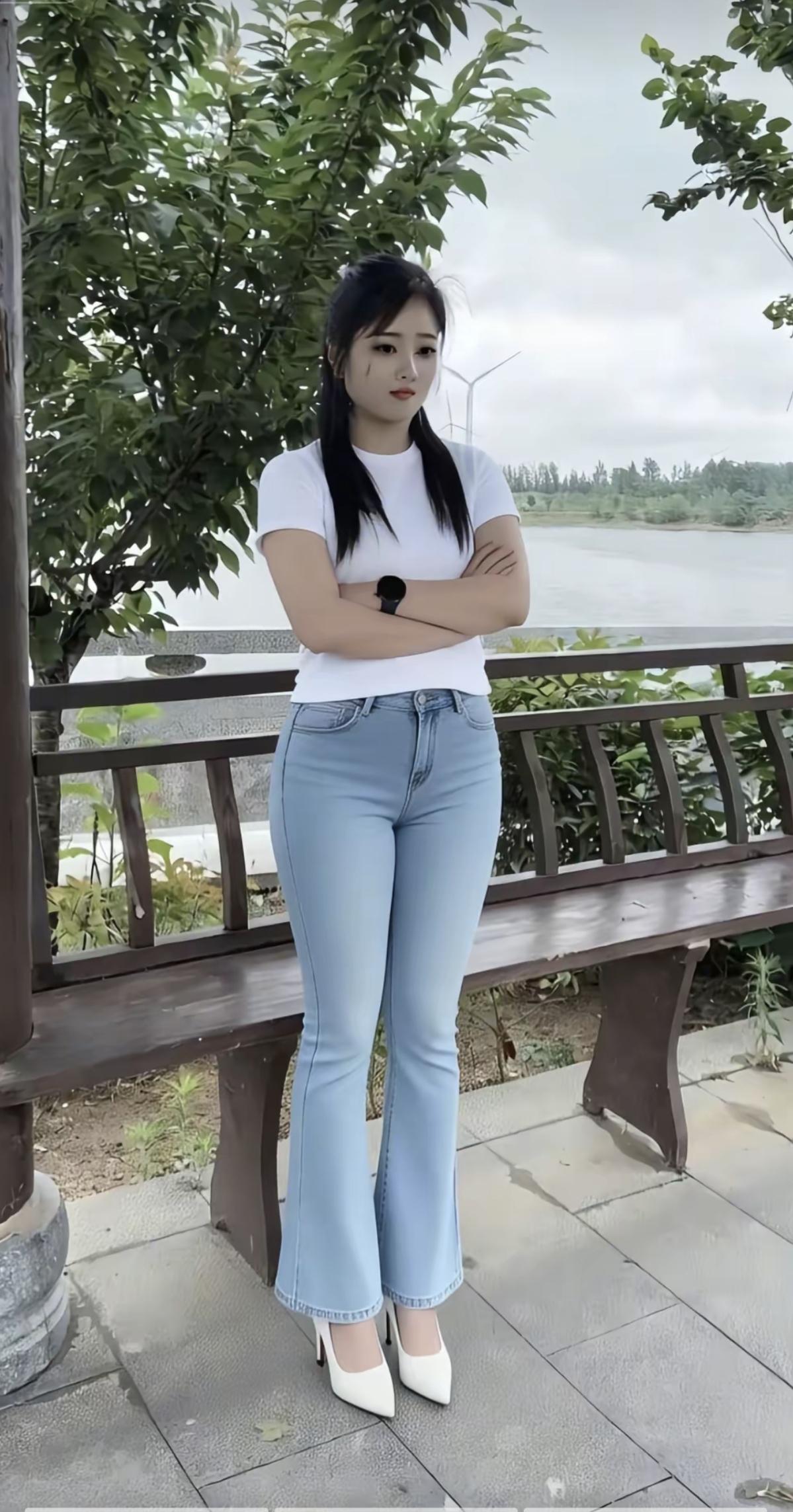 湖畔轻倚，风起云涌。