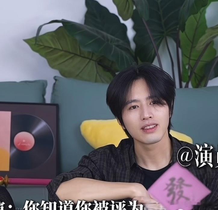 同样的发型，罗正和张凌赫真的蛮像。两个人还都是嘴巴有点厚。