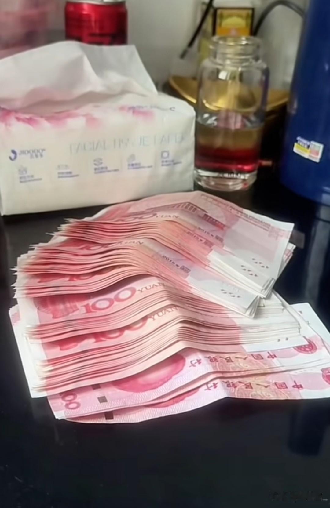 三年前发小找我借我三万块钱，说周转一下，一周就还我。借钱那天他给我打电话，语