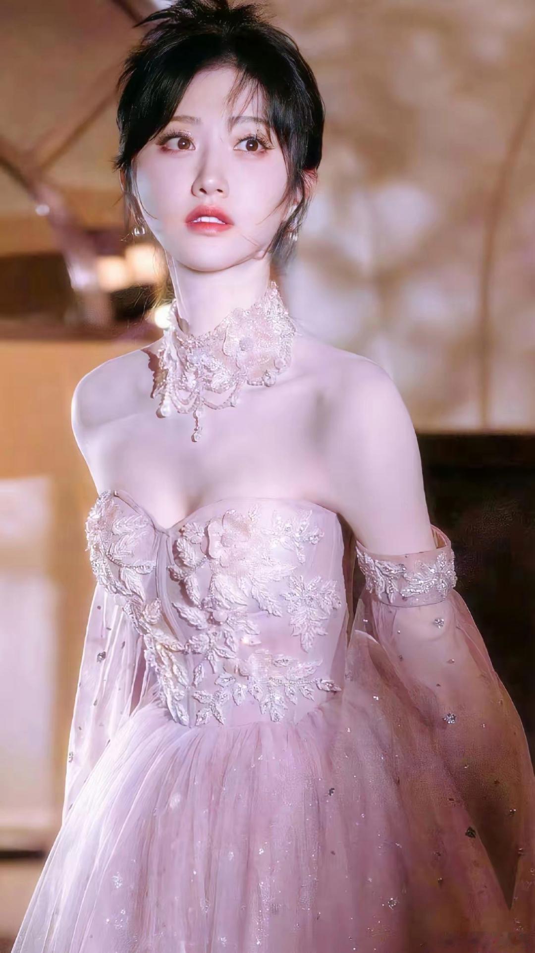 景甜一袭粉钻礼服长裙太惊艳！搭配气质丸子头，美得就像从城堡里走出来的公主～