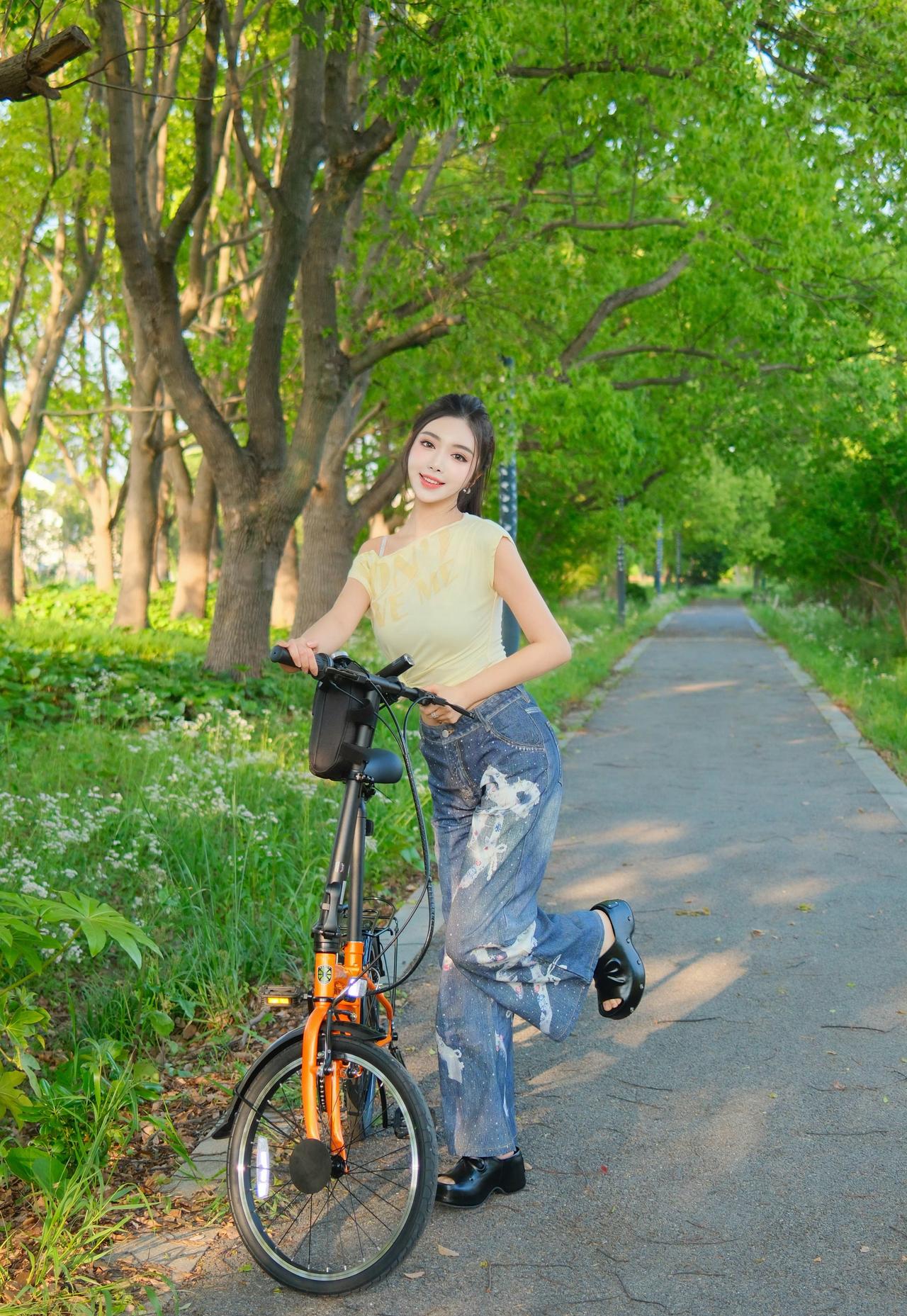 从树荫出发，经过长椅，在光影交错的小路上，遇见了最好的时光。原来快乐