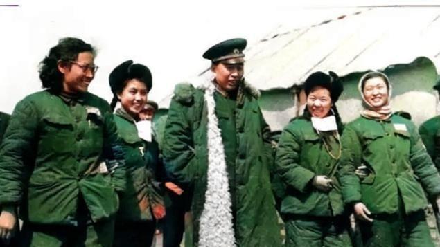 1954年，王震被一县长拷了起来，王震怒道：“你没枪毙我，算我王震命大！”这句