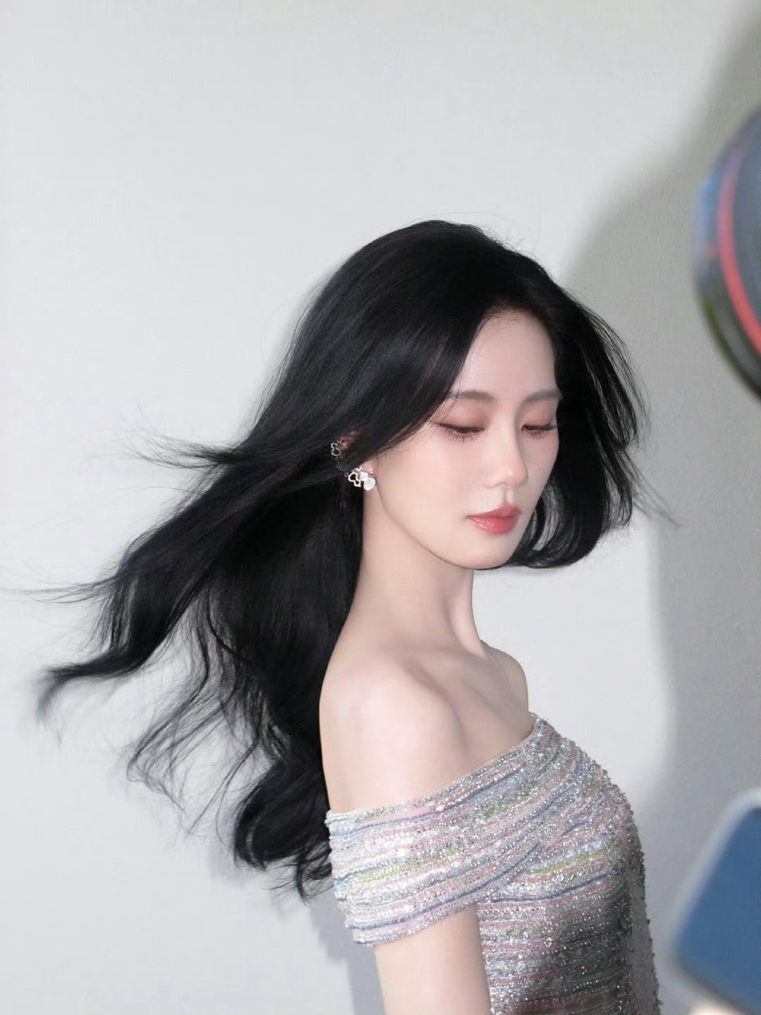 刘诗诗粉色满钻露肩礼服从来没看刘诗诗哭这么久[哭哭][哭哭][哭哭]都来看淮水竹亭吧.