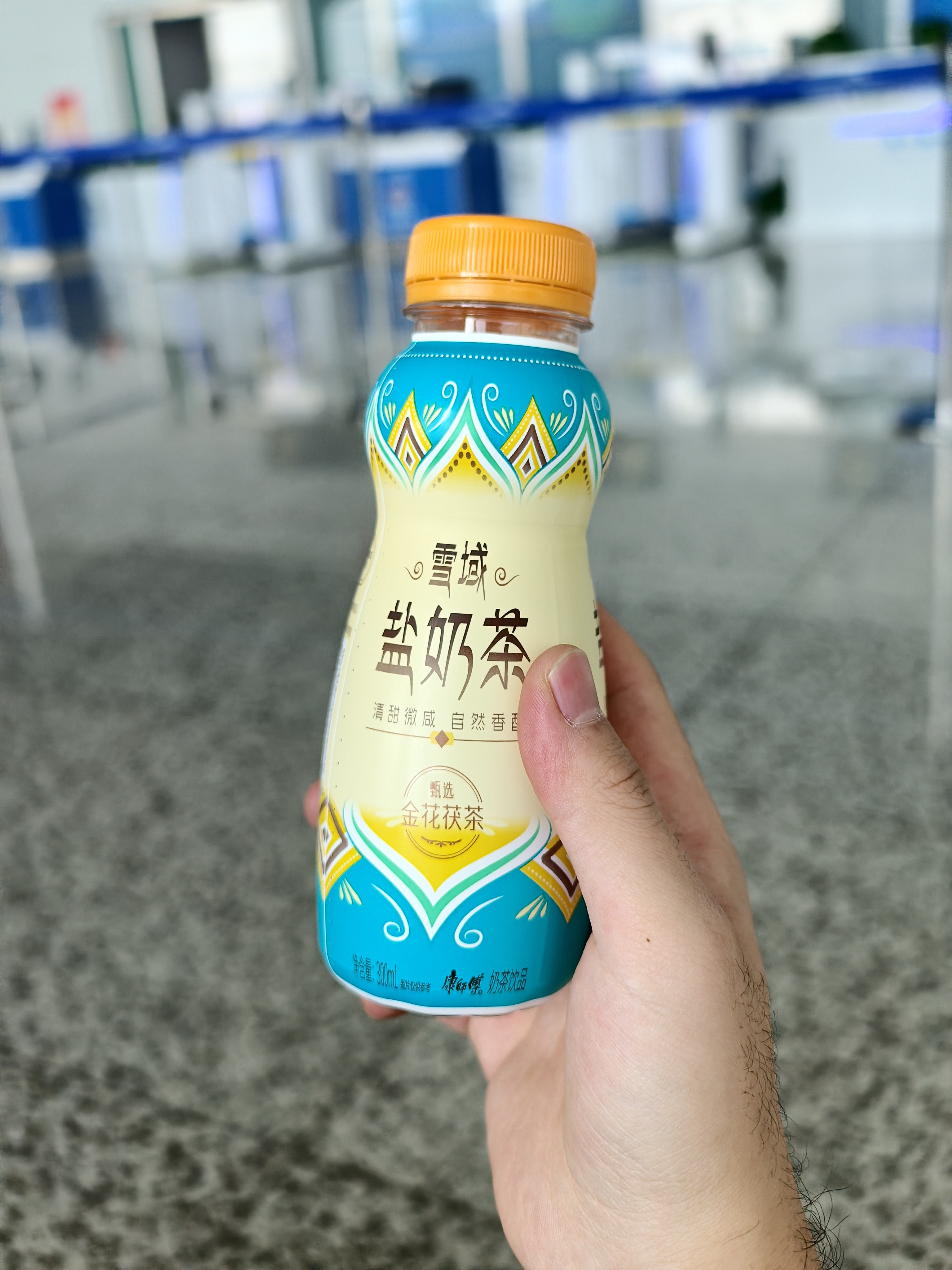 今天看到了盐奶茶，我还以为是当地人喝的，买到手才发现是康师傅……ber？下次把康