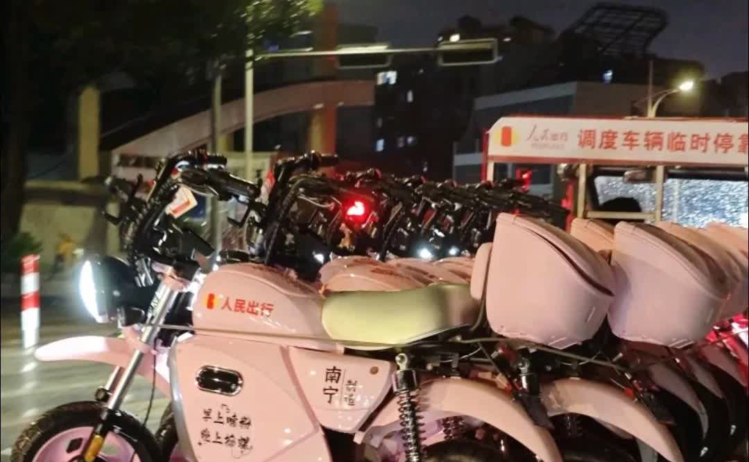 南宁人民出行又出来圈粉了，出了新皮肤少女粉，车身上印有“早上嗦粉，晚上撩螺”字样