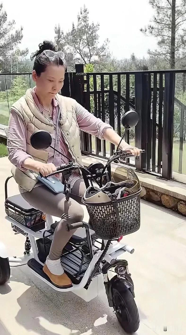 何赛飞杭州“豪宅”大到可骑电动车兜圈，从镜头中还能见到室外风景，一片健康的山林，