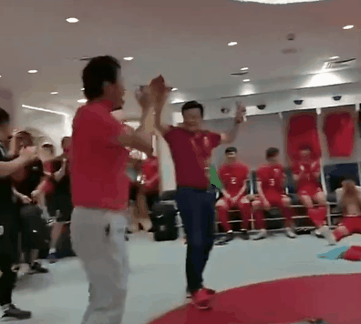 中国足坛天要亮了!随着几轮反腐的判决，中国足坛这辆深陷泥淖的车，开始缓缓驶出泥