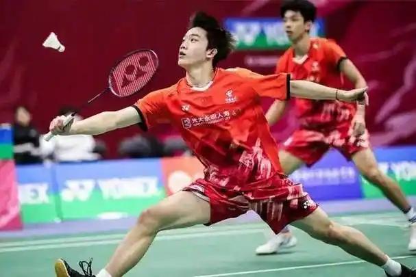 北京时间3月21日傍晚，2026年奥尔良羽毛球大师展开一场男双半决赛的较量，囯羽