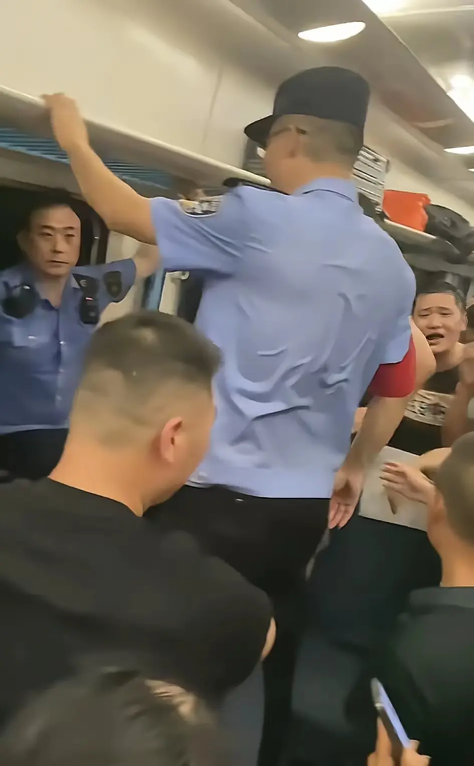 看看车内的人都闷成啥样了