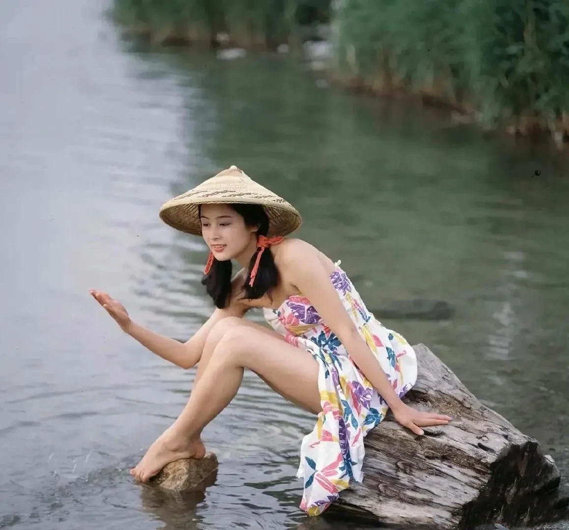 当年，陈凯歌为什么会对陈红一见钟情，从这三张脱俗的美照中就能找出答案。当年被