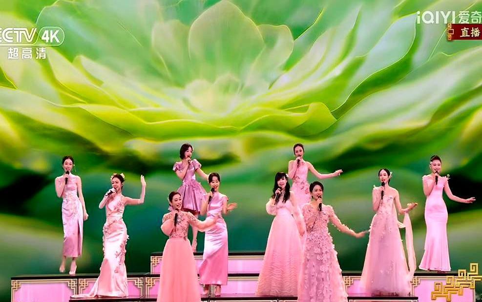 别再羡慕春晚女明星的粉色礼服了，真正扎心的是：她们平均40+，却能美到让你忘记年