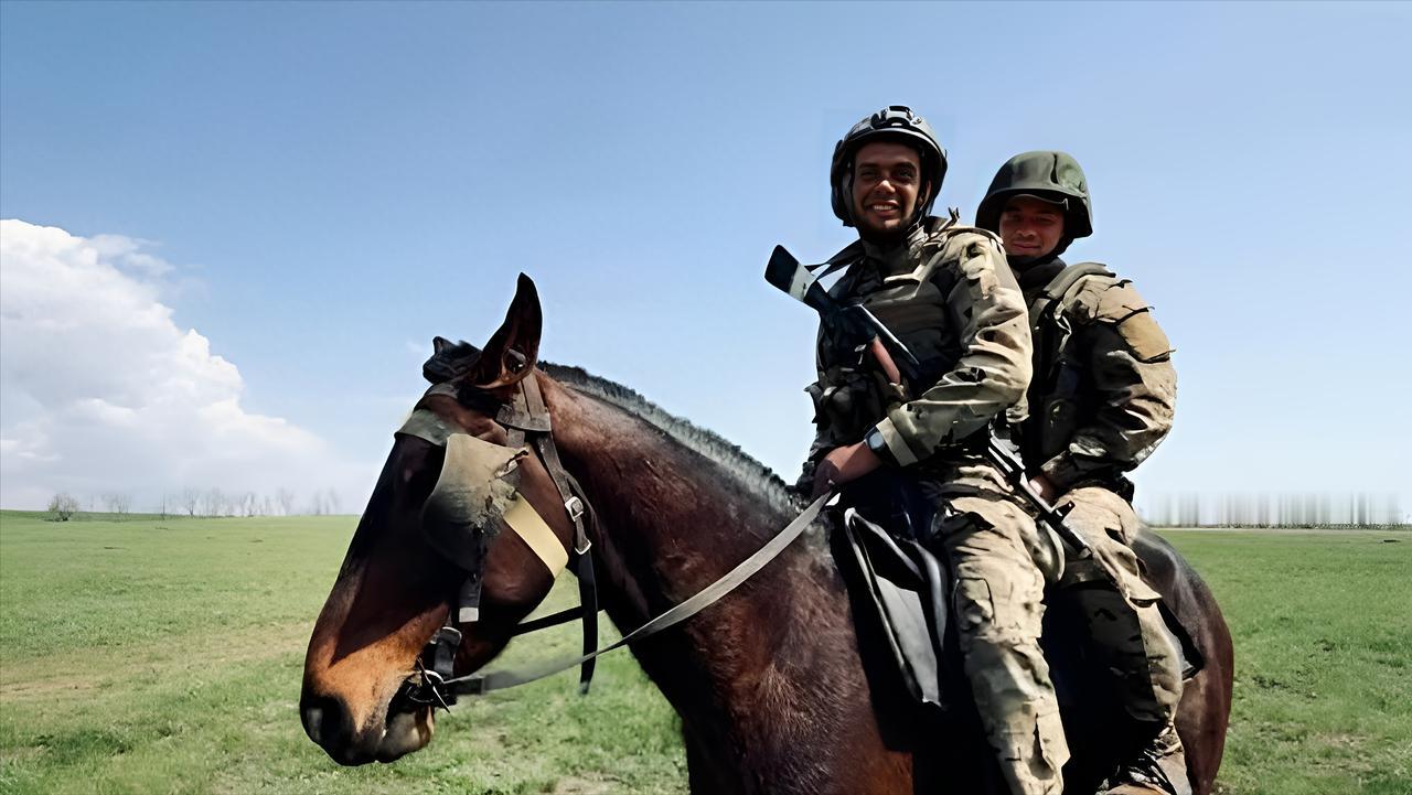 无人机秒杀骑兵！顿巴斯战场上演时空错位大悲剧 顿涅茨克荒原上，一匹战马驮着两