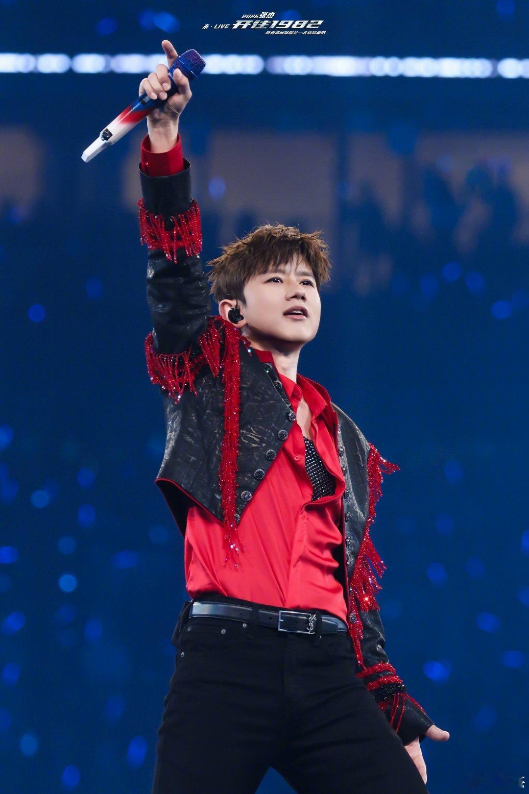 张杰连开9场演唱会有空还打高尔夫这就是高精力人的日常吗，鸟巢演唱会连开又唱又跳