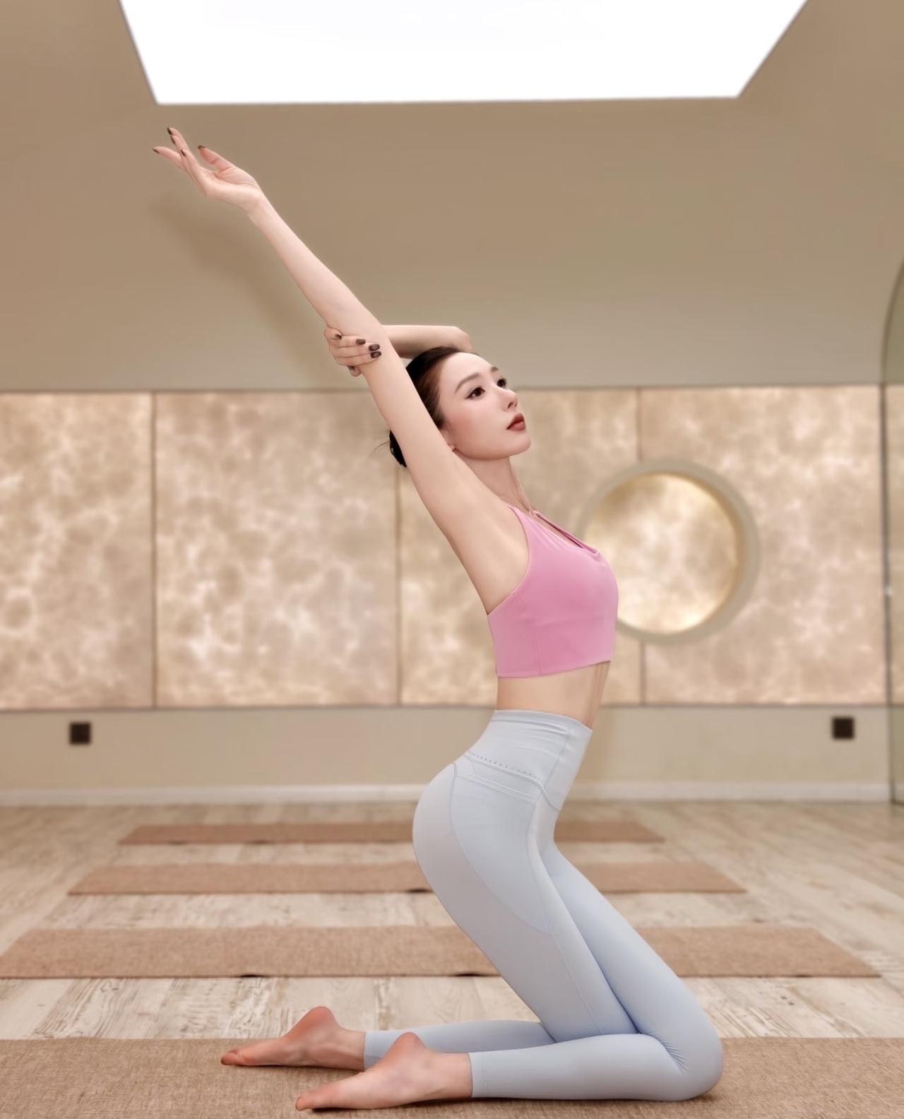继续感知快乐，几帧生活痕迹在温柔的晨光里铺开瑜伽垫，让身体慢慢沉进舒展的节