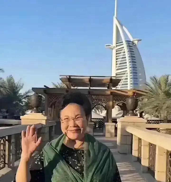 伊能静这趟迪拜之旅，简直是在观众雷区上蹦迪！7天行程，硬是被她拍成了一部注水连续