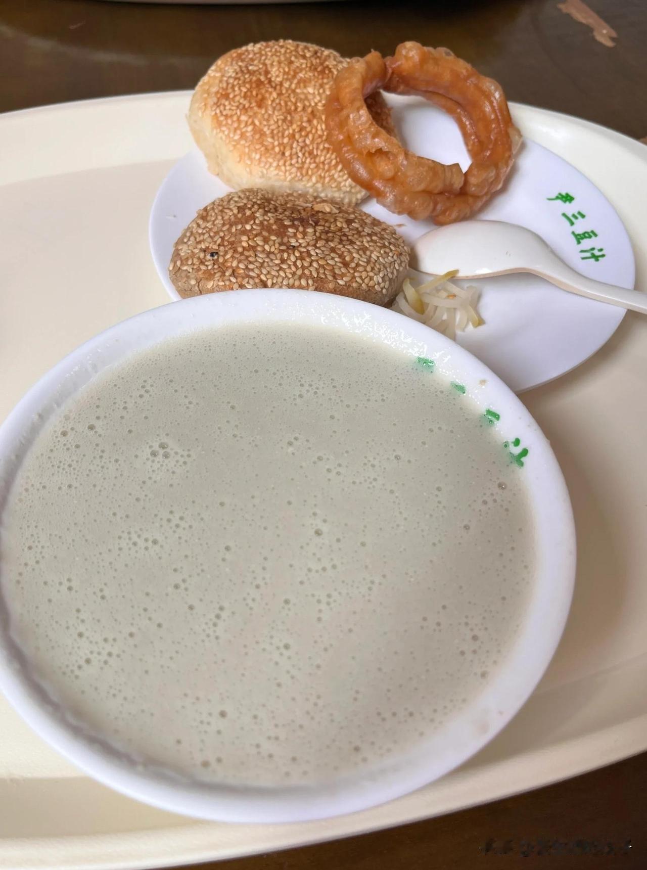 豆汁跟豆浆压根不是一类东西，发酸还带着股发酵怪味。配上辣咸菜、焦圈或者烧饼压味才