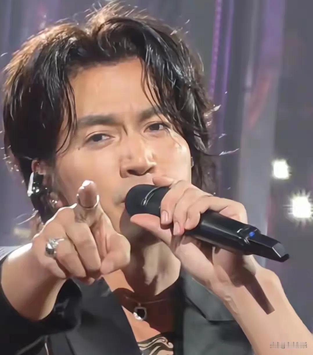 言承旭这身“漏洞”穿搭一亮相，瞬间掀起热潮！破洞元素搭配随性造型，年近五十的他依