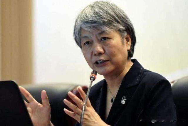著名心理学教授李玫瑾说：​“千万不要过度尊重你的孩子，教育孩子要做到‘两不管’