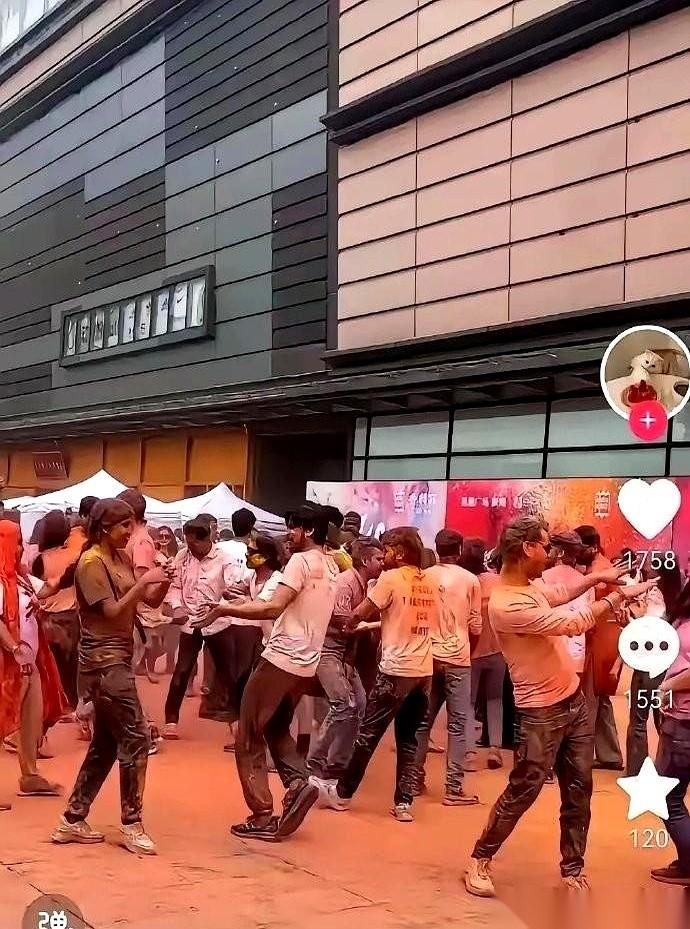 成都街头，印度人的洒红节狂欢刚结束。人群散去，留下的不是什么五彩斑斓，而是一摊