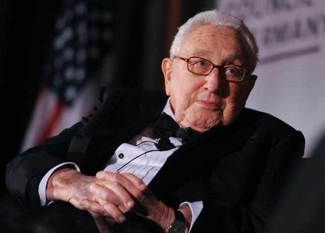 美国的地毯式轰炸，连中国的防空圈都进不来！还在幻想二战式的“饱和攻击”？中国的防