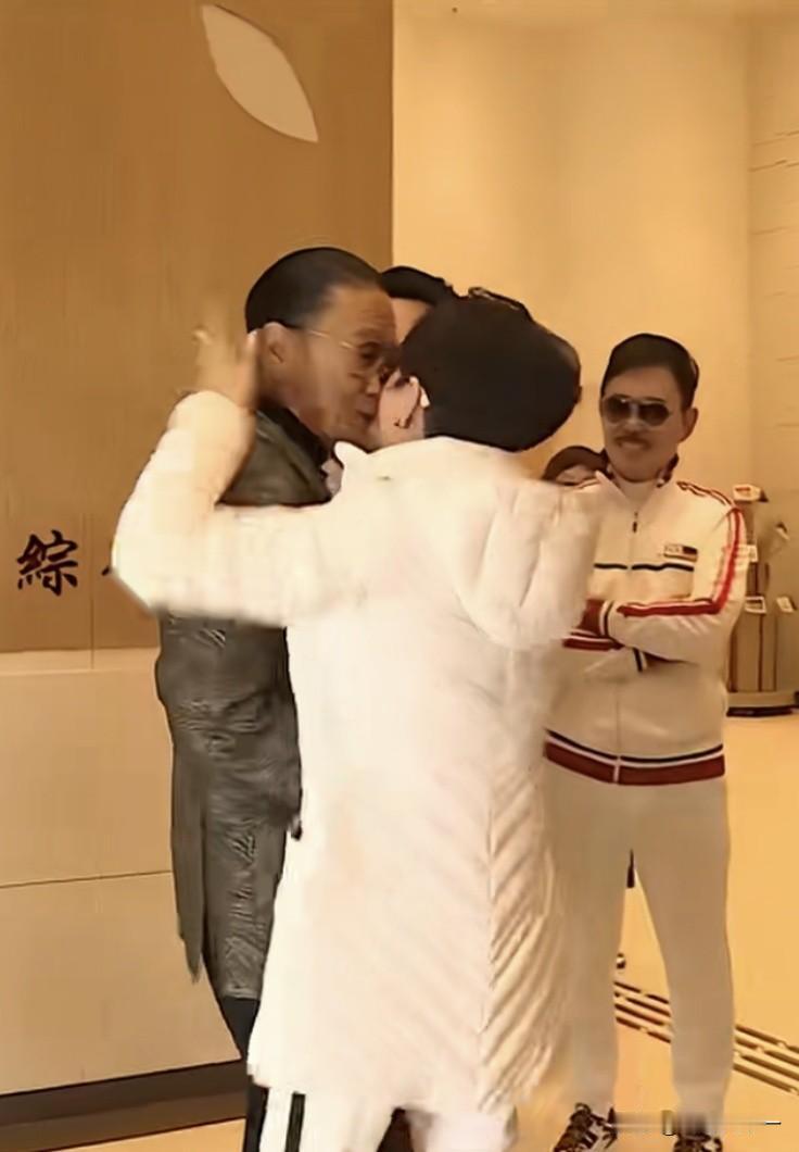 一次活动中，狄波拉当着现任老公的面吻谢贤，记者惊讶问她怎么敢这样，狄波拉