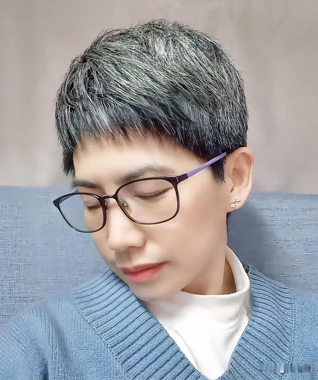 自从我放弃染发后走在路上我发现越来越多的人也都认识到了不再染发随其自然