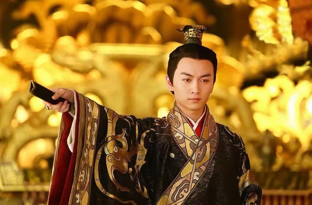 一小官拜见齐景公时，因景公太过貌美，一时看呆了，景公十分生气的问：“你为什么一直