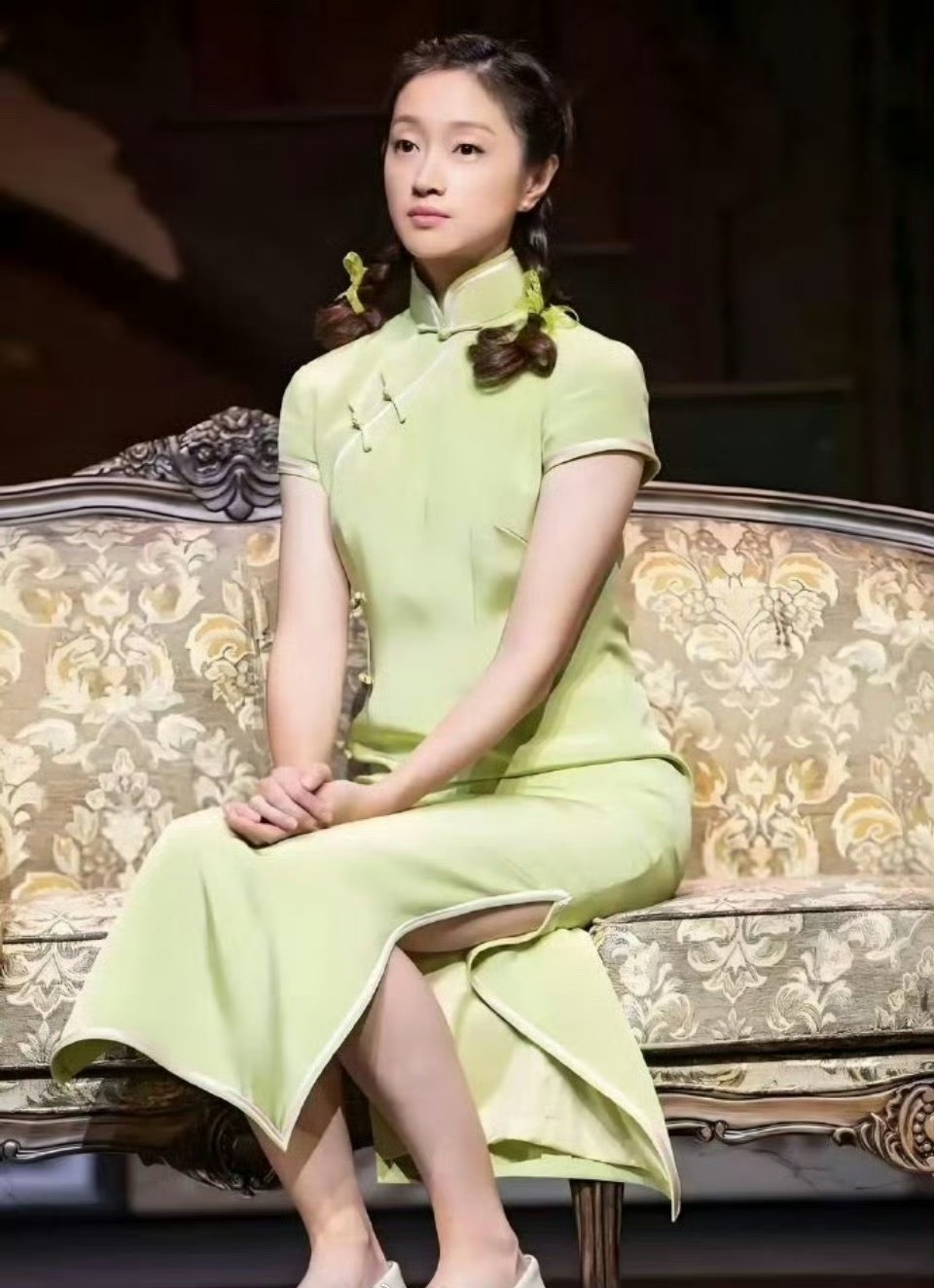 她绝对是最干净的女演员，可惜15年来一直没有红，而她的丈夫却是大红大紫​​​