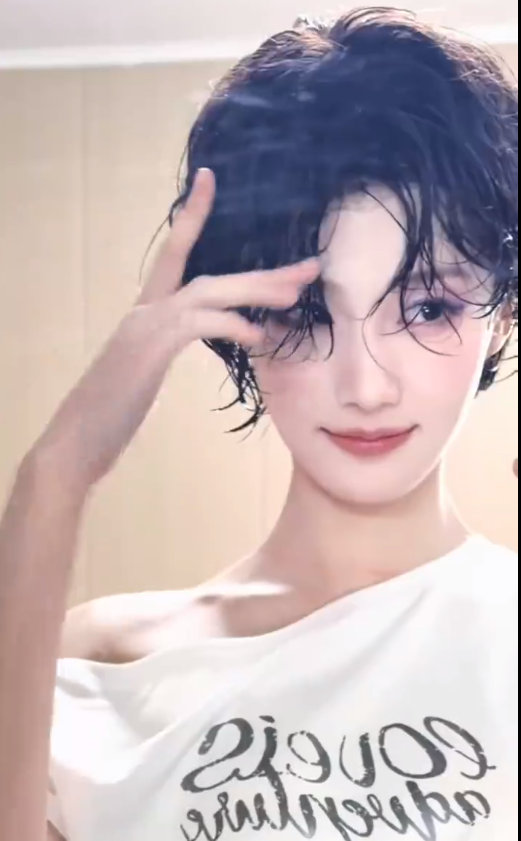 卢昱晓短发造型营业卢昱晓湿短发姬帅感卢昱晓短发造型营业，咱就说新风格的晓晓把我