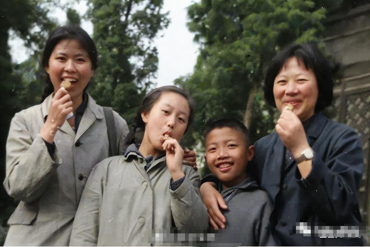 70年代，利智吃着棒棒糖和继母，在陕西的西安兴庆公园，一张温馨的合影，那时候的她