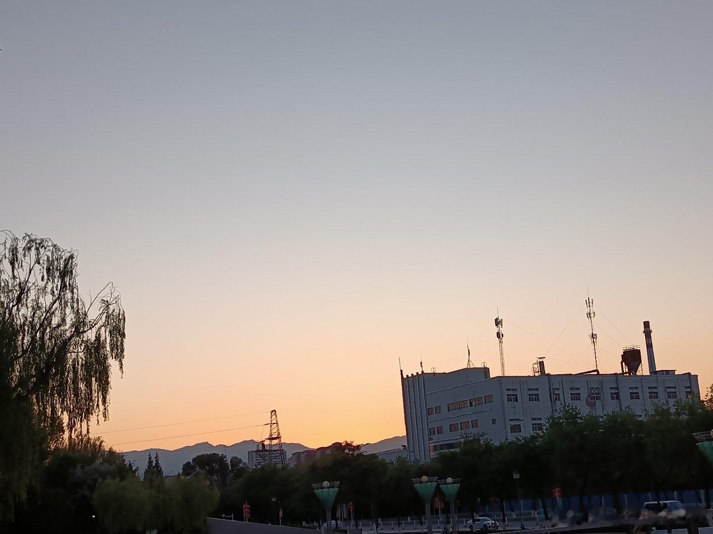 今天碰到前同事，一下想起20多年前的一件趣事。那天我带三岁的儿子去逛商场，碰到了