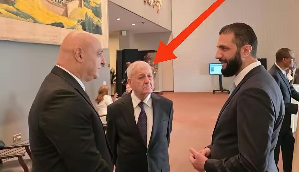 伊拉克总统拉希德在国际会议上见到朱拉尼，连笑容都没有，一脸的不忿。在他眼里，朱