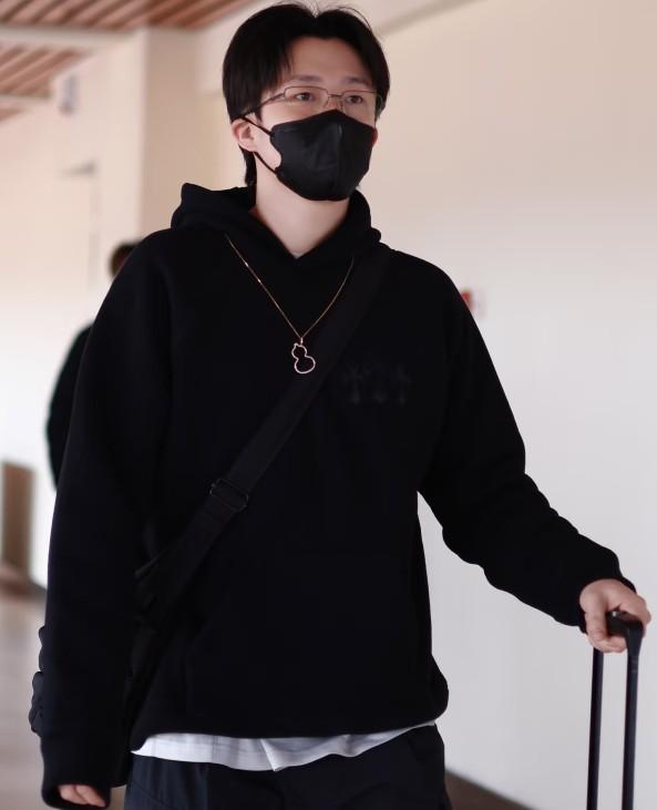 在一个脱口秀节目里网友作了一首诗送给王楚钦大头打球真叫牛，横拍竖拍都不愁