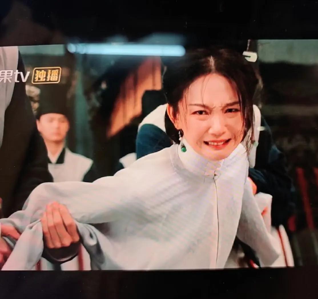 于正是两把刷子的，难怪他的剧都要爆火，这一段看得我头皮发麻。杨氏杀妻案原型原来