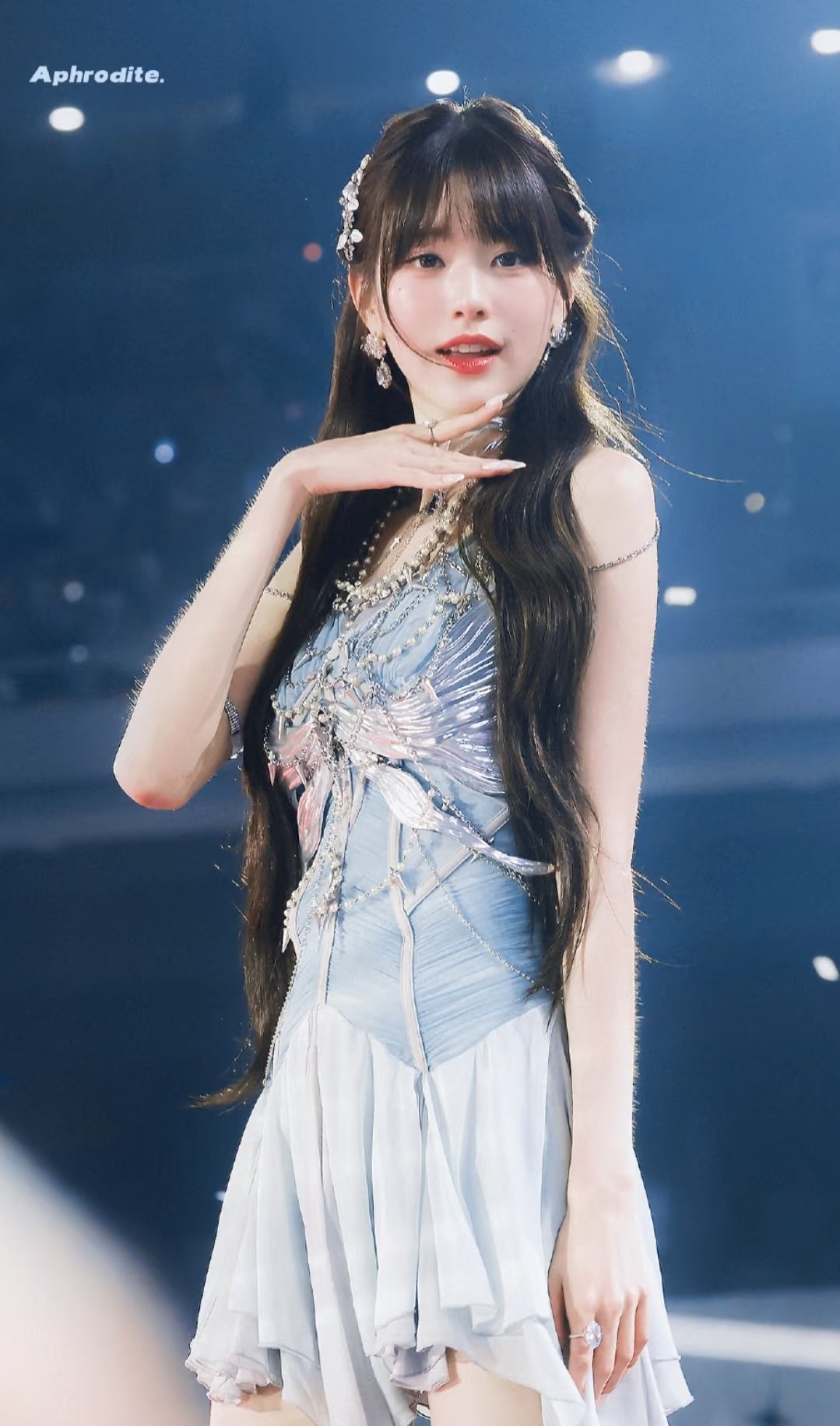 张元英怎么美成这样自律与天赋，谁定义“顶级美貌”？红毯仪态支配空间，微表情控制精